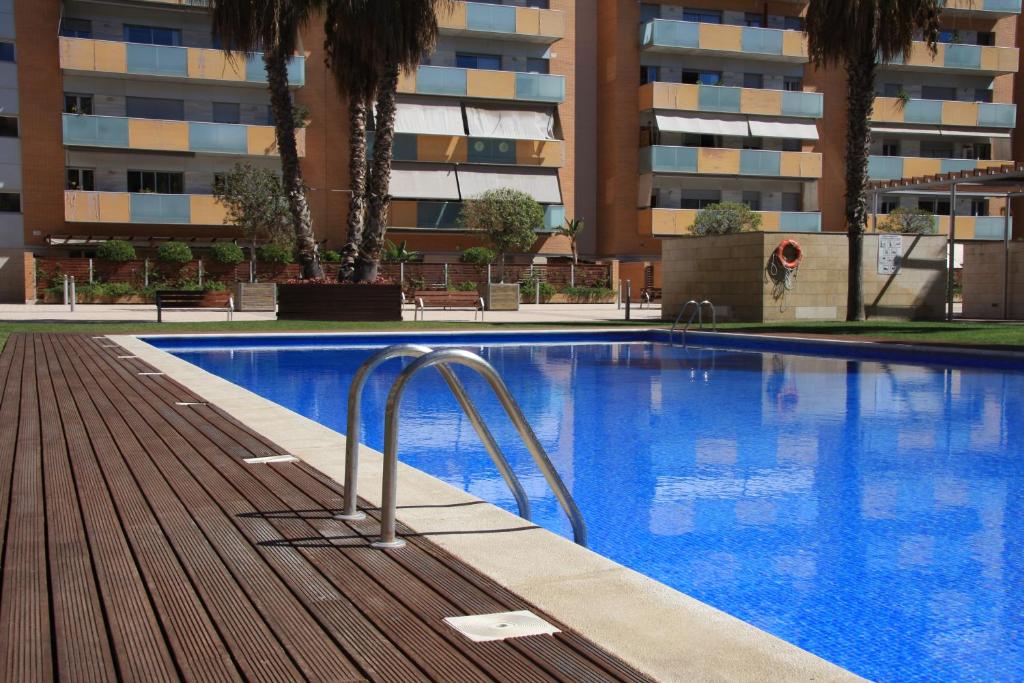 una piscina frente a un edificio en Barcelona Olympic Apartment, en Barcelona