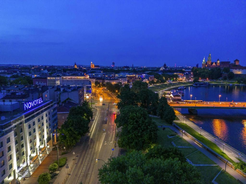 widok miasta nocą w obiekcie Novotel Kraków Centrum w Krakowie