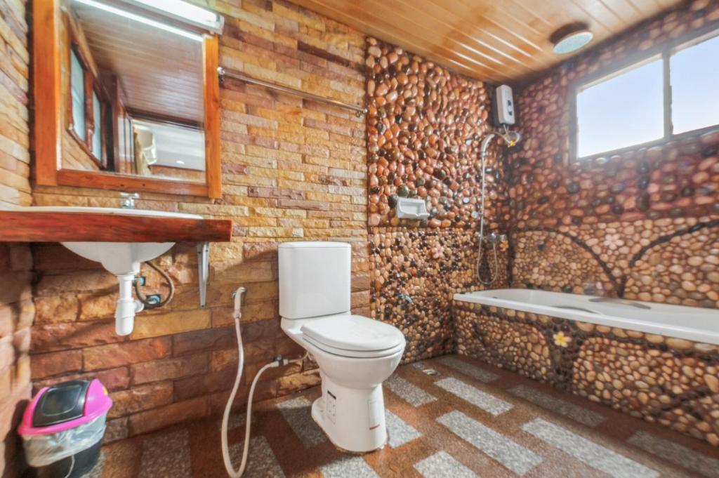 a bathroom with a toilet and a sink and a tub at Chanta Boutique Place in Ubon Ratchathani