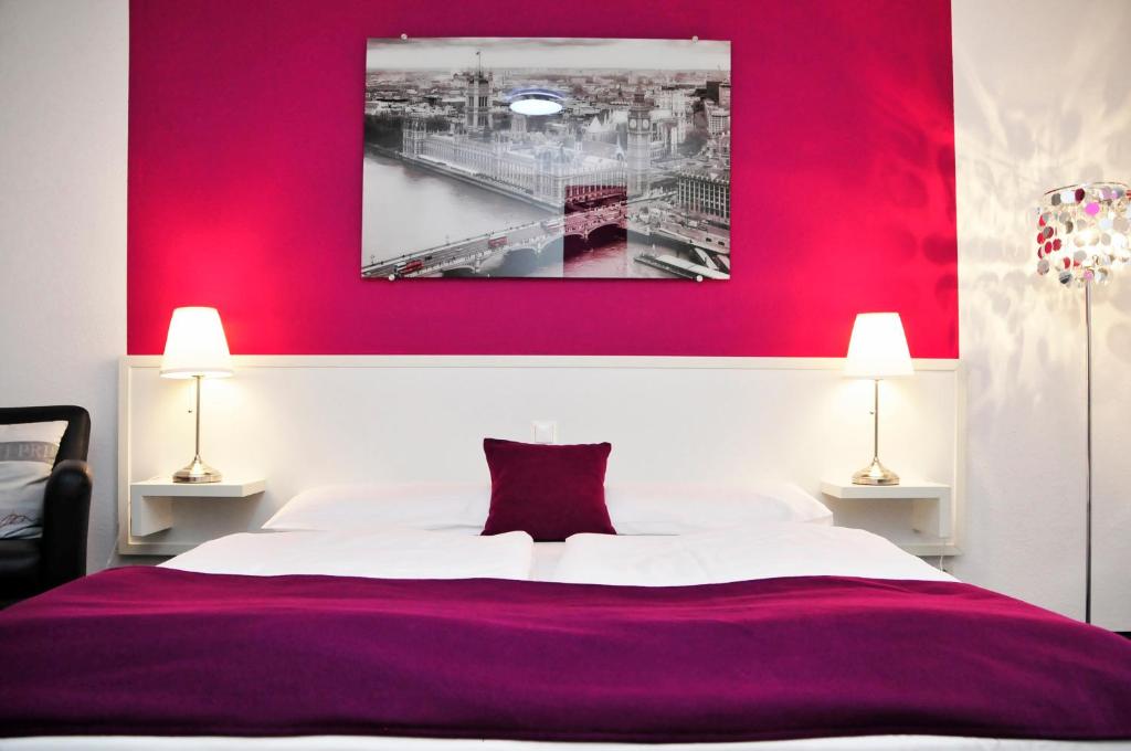 Postel nebo postele na pokoji v ubytování Hotel zum Brunnen