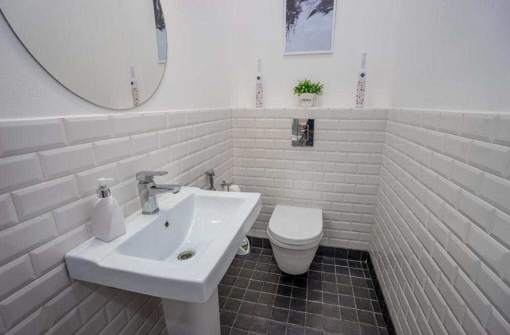 فضای داخلی LUX apartments on Chanturia Street در تفلیس - تصویر ۳