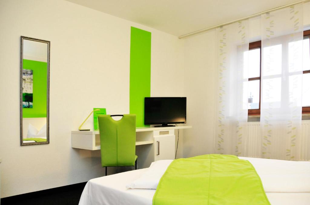 Postel nebo postele na pokoji v ubytování Hotel zum Brunnen