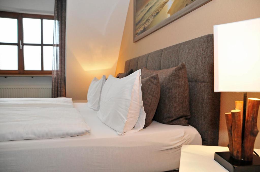 Postel nebo postele na pokoji v ubytování Hotel zum Brunnen