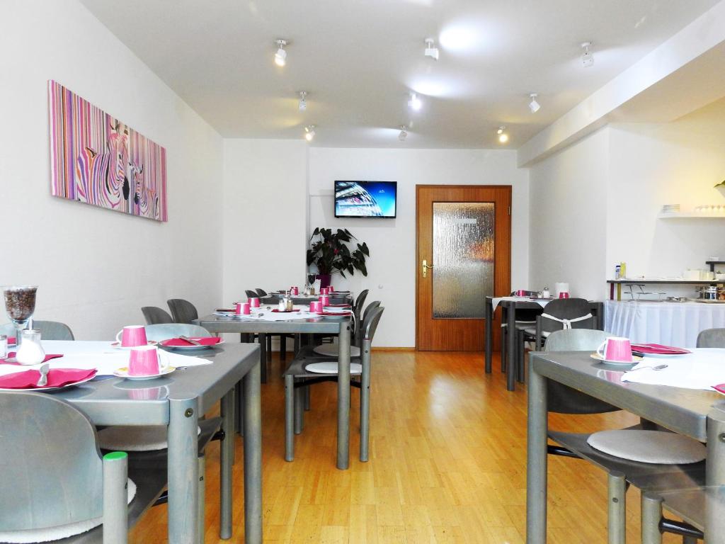 TV a/nebo společenská místnost v ubytování Hotel zum Brunnen