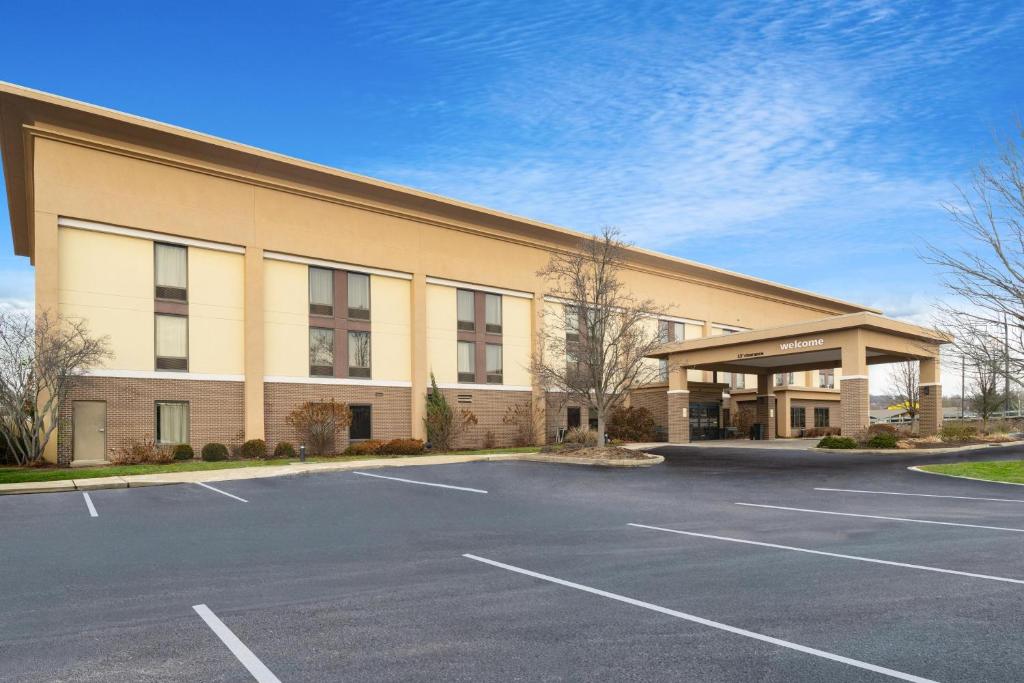 a large office building with a parking lot at Hampton Inn Marietta in Marietta