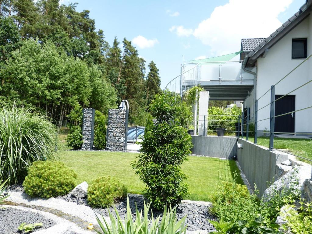 a garden in front of a house at Ferienwohnung Seenlandwinkel in Wackersdorf
