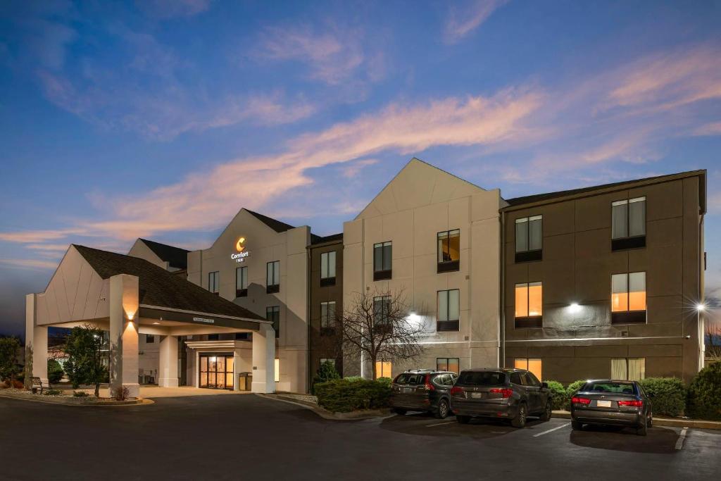 a hotel with cars parked in a parking lot at Comfort Inn Sullivan in Sullivan