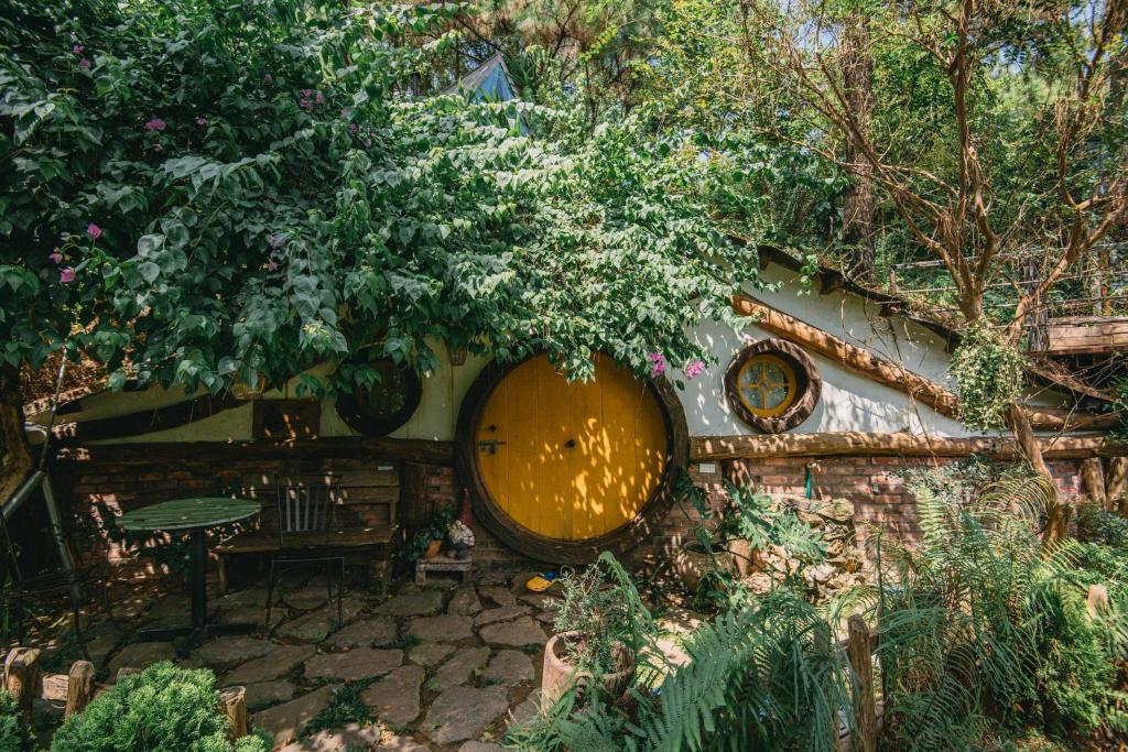 a building with a bunch of pots on the wall at U Lesa Retreat - Nhà Bên Rừng in Sóc Sơn