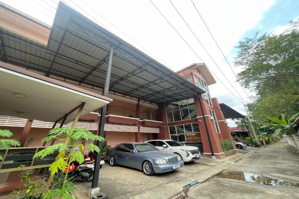 ein Auto, das vor einem Gebäude geparkt ist in der Unterkunft P&P Place in Kanchanaburi