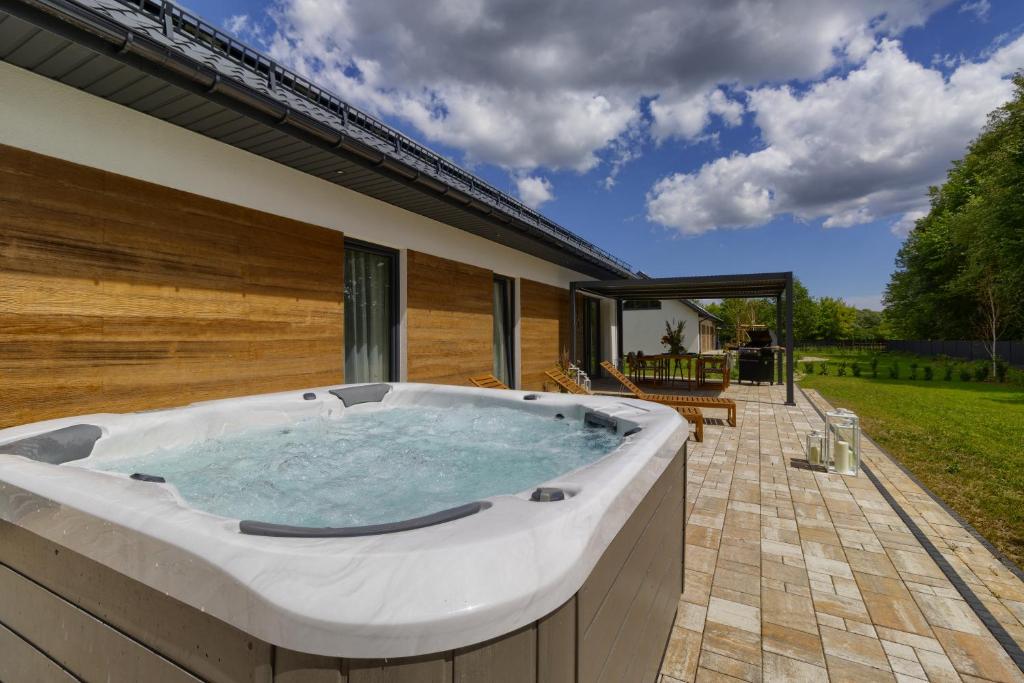 a hot tub in the backyard of a house at Osada Hipodrom in Łąck