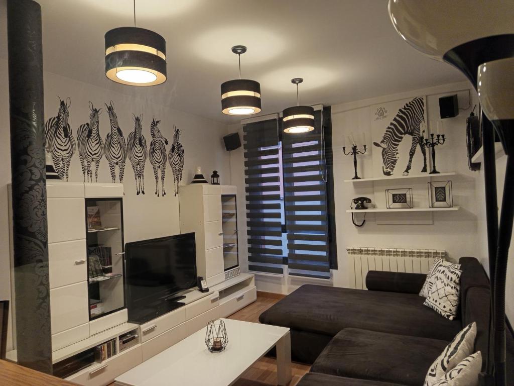 a living room with a couch and a tv at Apartamento en Navarrete in Navarrete