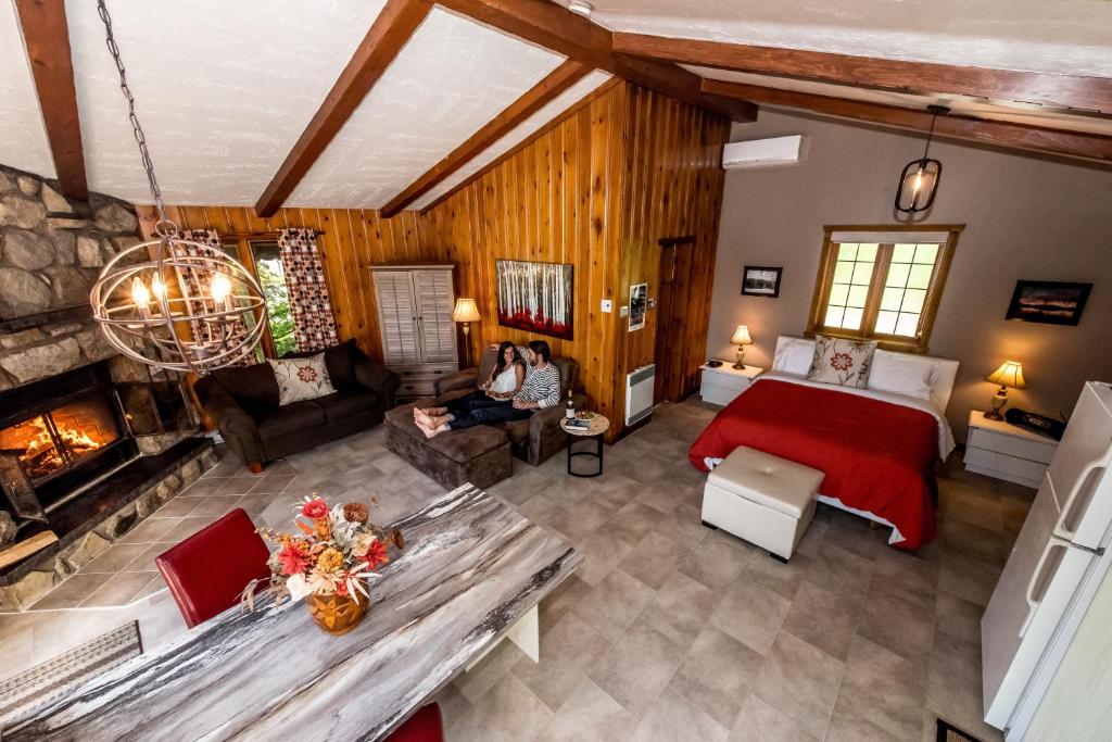 Postel nebo postele na pokoji v ubytování Chalets Lac à la Truite