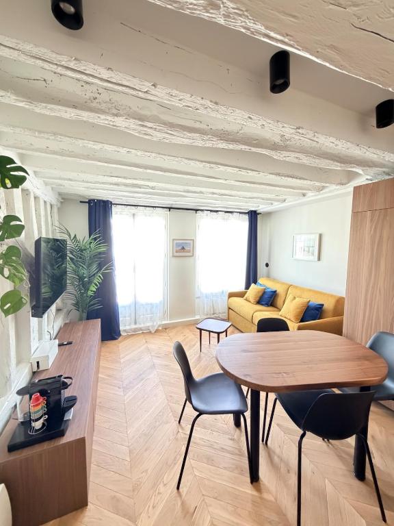 Luxury Apartment - Heart of Le Marais with balcony
