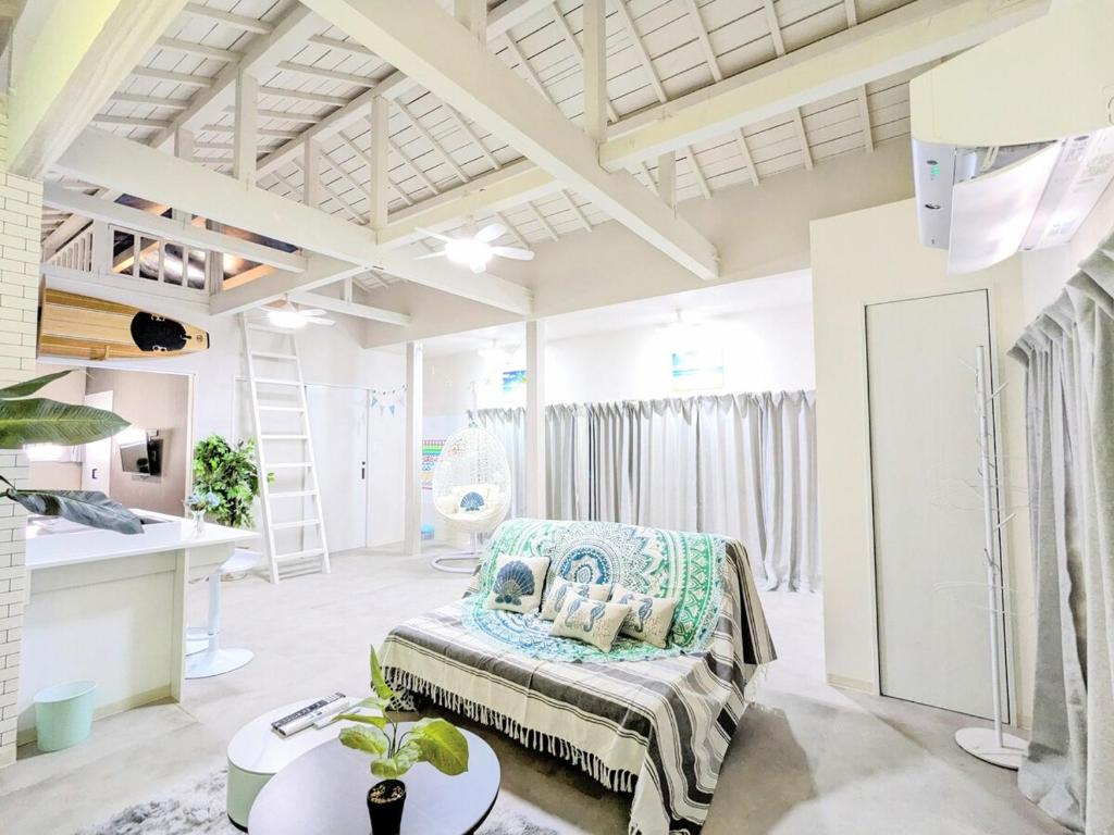 a large room with a bed and a table at アンドスティ鴨川 in Kamogawa