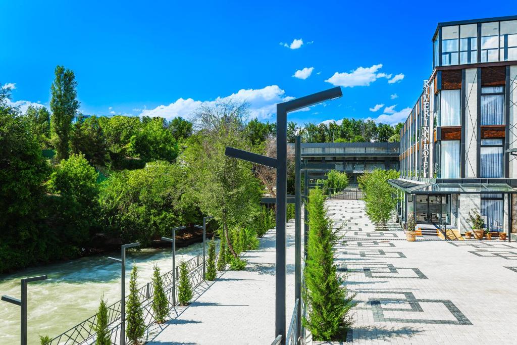 a street light in front of a building next to a river at River Inn Hotel in Yakkasaray