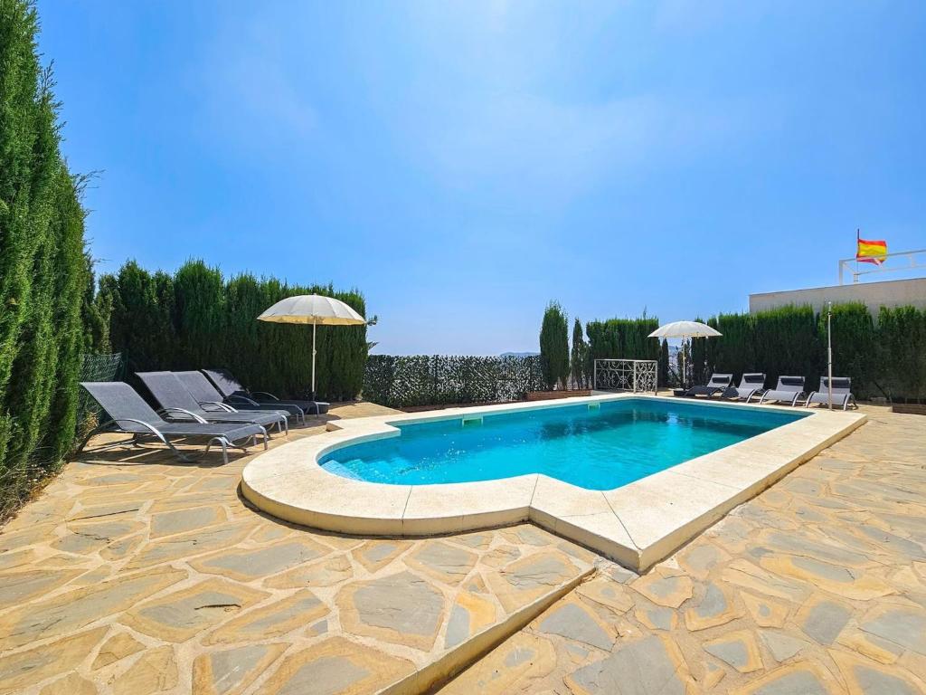 5 bed villa with pool in Cerros de Aguila