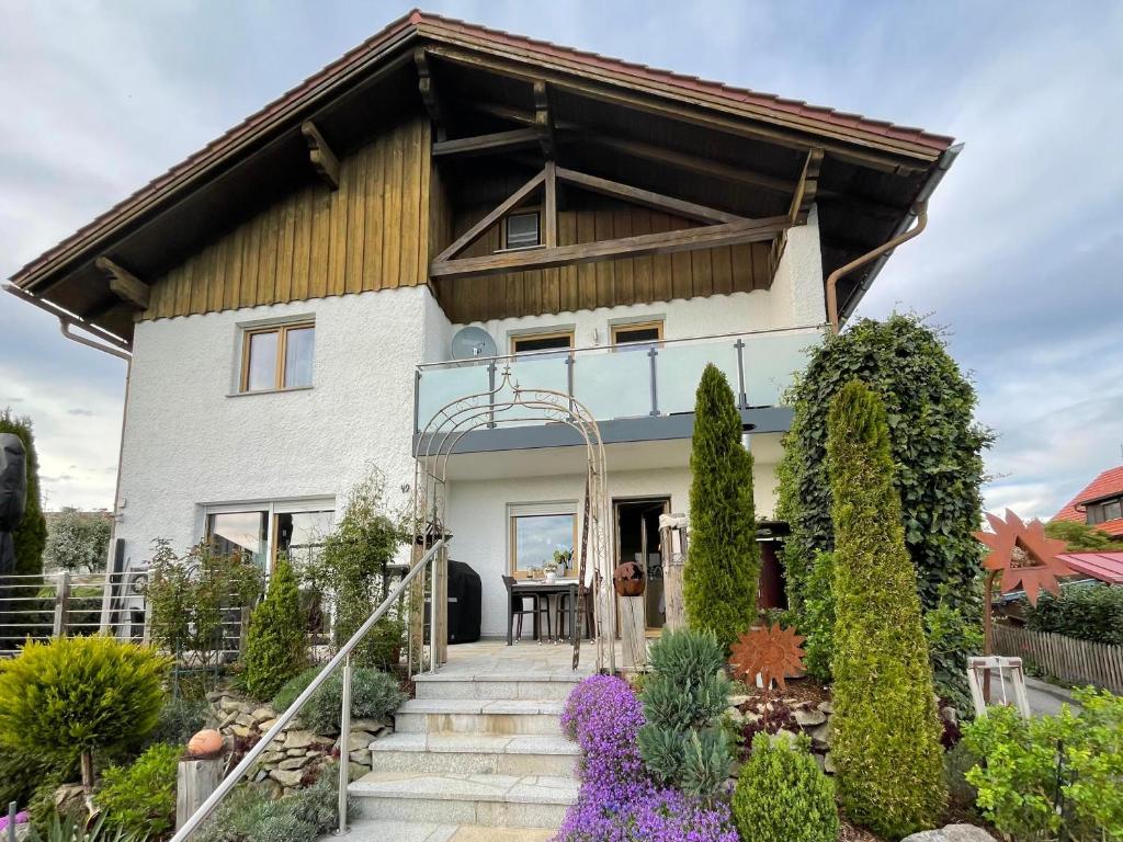 a house with a wooden roof at Ferienwohnung Hinterberg in Fürstenstein