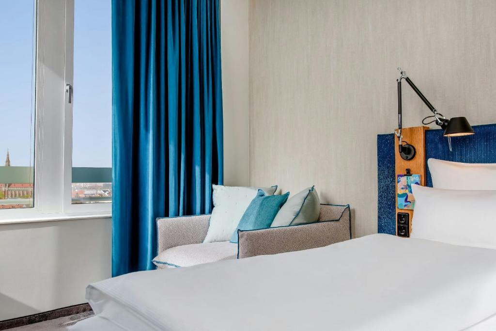 Motel One München-Campus - Habitación Deluxe (2 Adultos + 1 Niño)
