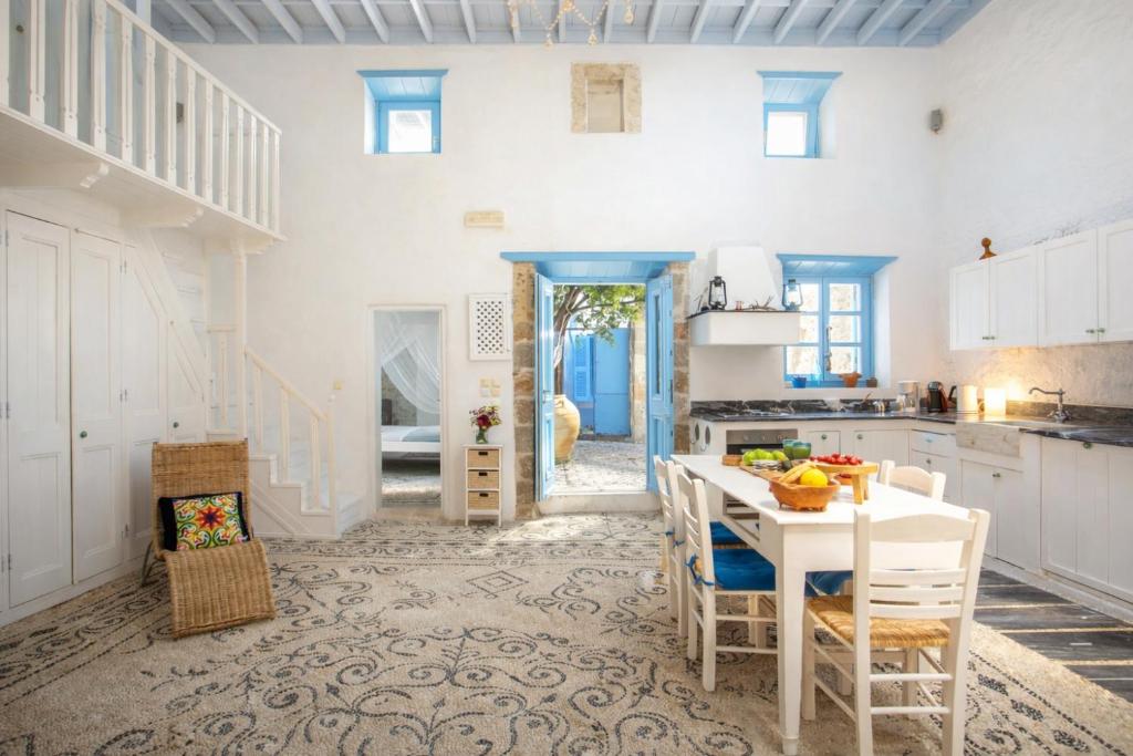 Traditional Villa with Jacuzzi & Terrace Mandarin Home