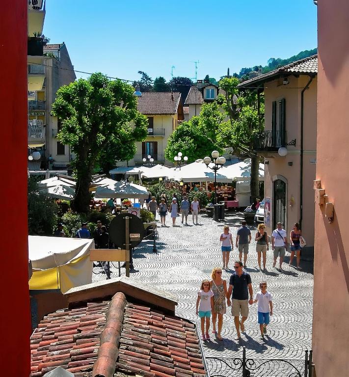 a group of people walking down a street at Casa Riale 4 in Stresa