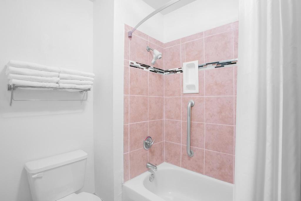 Days Inn by Wyndham Lake Village - 