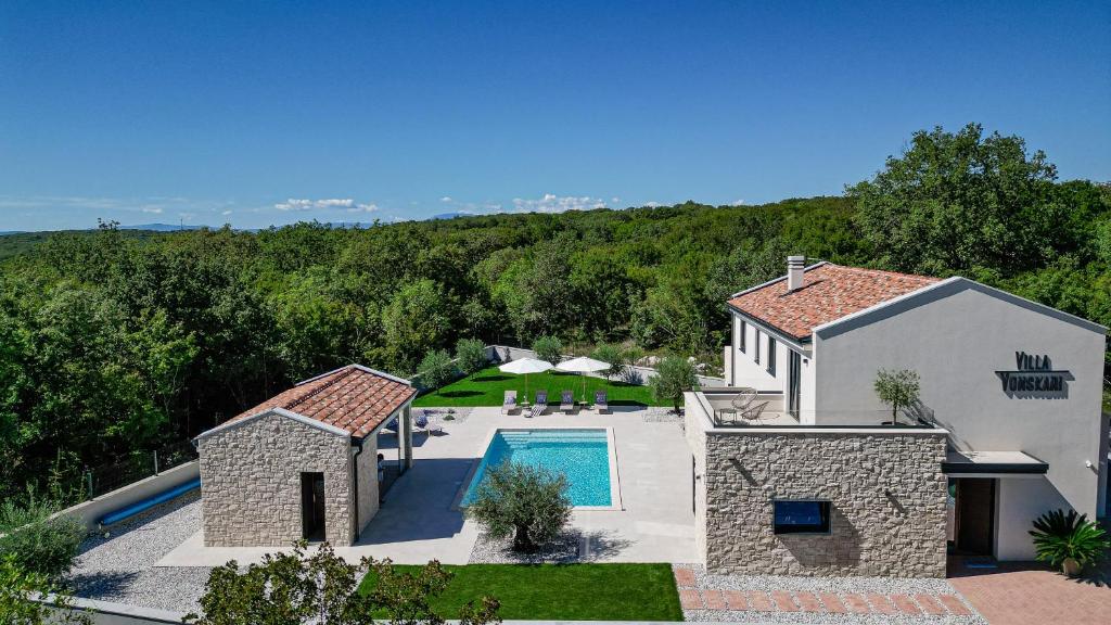 Deluxe Villa Vonskari with Heated Pool and Complete Privacy