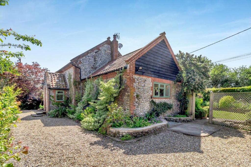 a brick house with a garden in front of it at 3 Bed in Sustead oc-1880 in Felbrigg