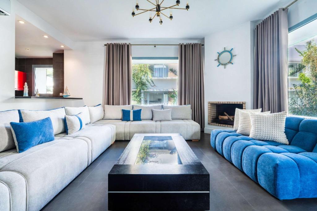 a living room with a couch and a table at Résidence Luxe avec Plage Privée in Bouznika