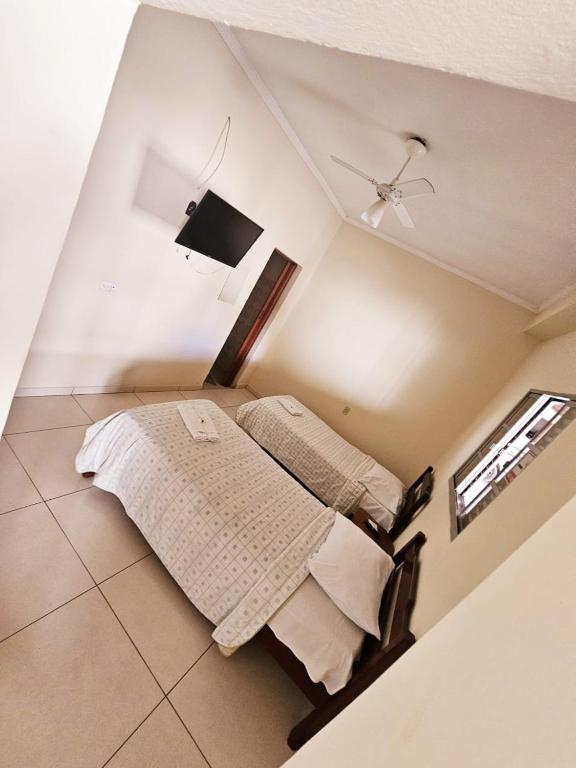 a bedroom with a bed and a ceiling at Hotel Itapeva vista alegre in Itapeva