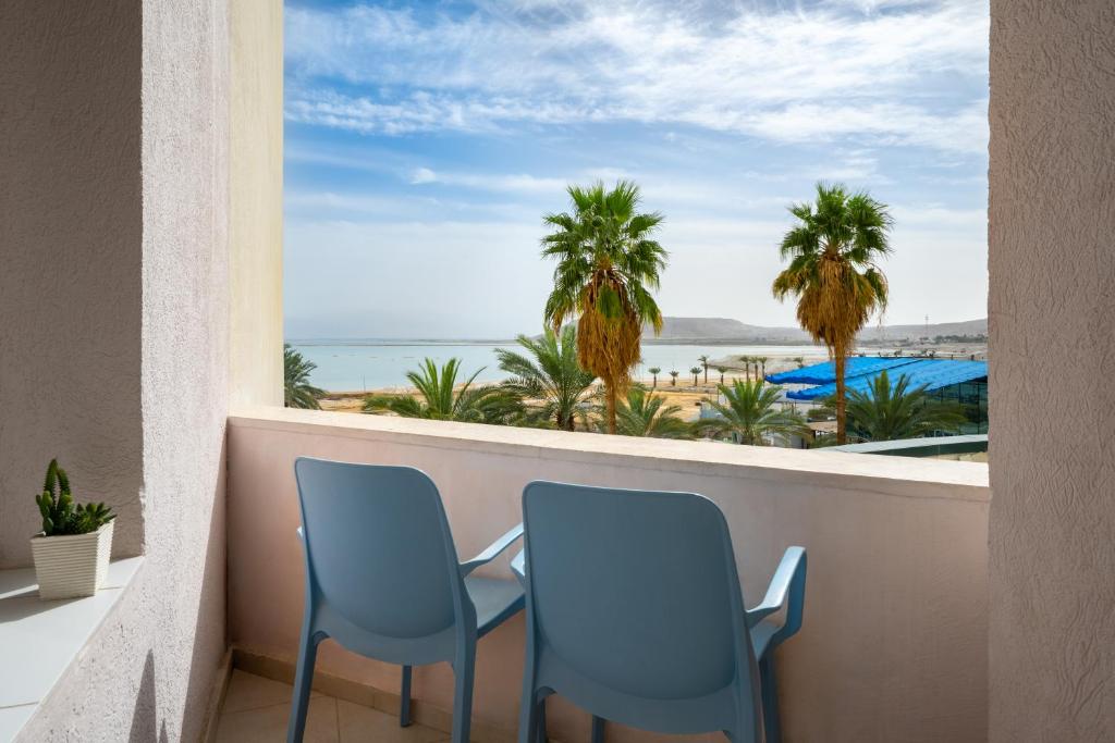 Beachfront · Private Beach Travel Proud Leonardo Club Hotel Dead Sea - All Inclusive - Camera Familiare Superior