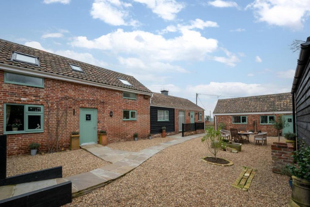 a view of the courtyard of a house at 6 Bed in Great Waldingfield oc-ac4 in Waldingfield