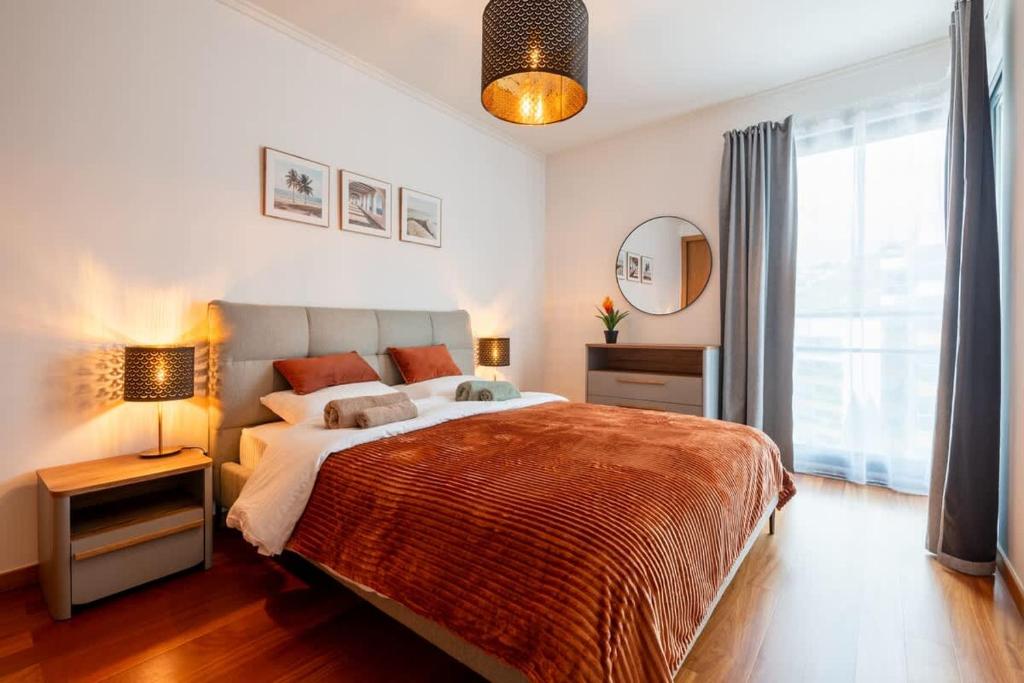 Sky View - Spacious Stay with Pool & Gym
