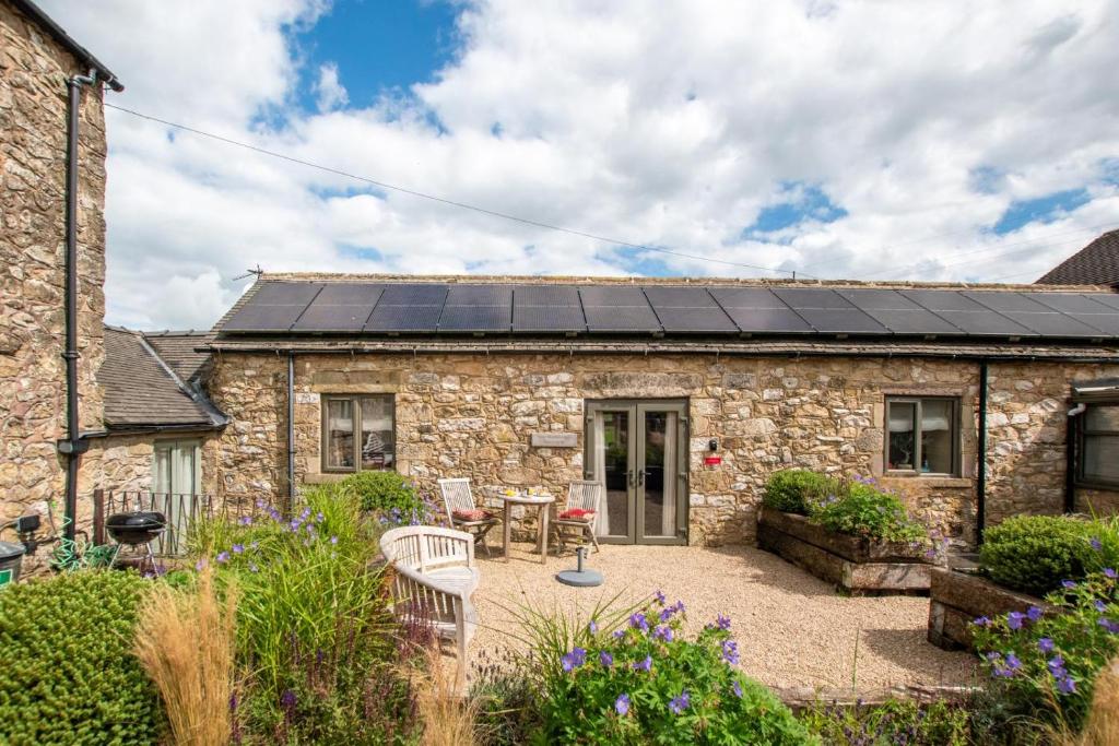 a house with solar panels on the roof at 1 Bed in Brassington oc-dcneb in Brassington