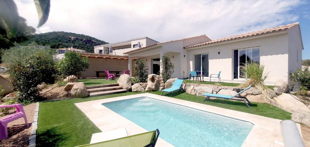 a house with a swimming pool in a yard at CASA VIGNA - villa T4 piscine privée in Sainte-Lucie de Porto-Vecchio