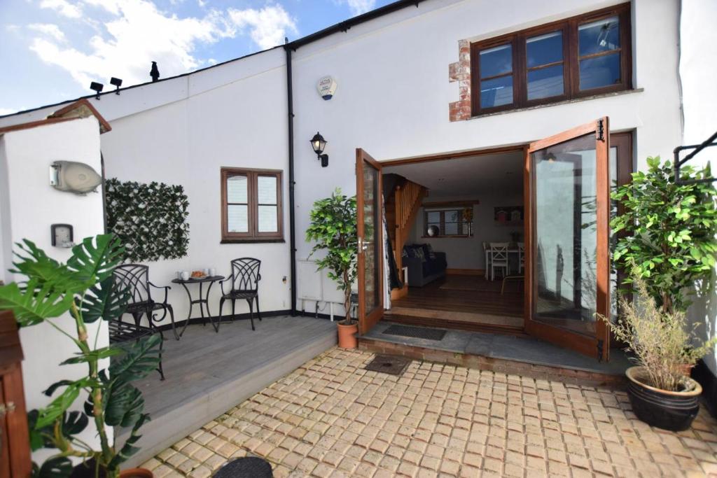 a house with a courtyard with a patio at 2 Bed in Braunton oc-stabb in Braunton