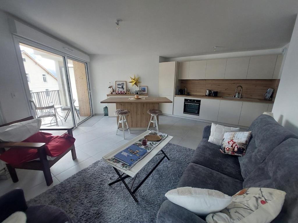 un salon avec un canapé et une table dans l'établissement Cimes A401, à Briançon