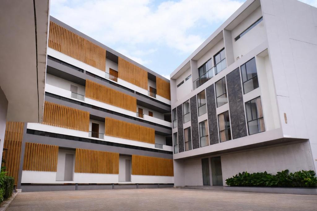 an external view of a building at Miracle Hotel Cianjur in Pasirhayam