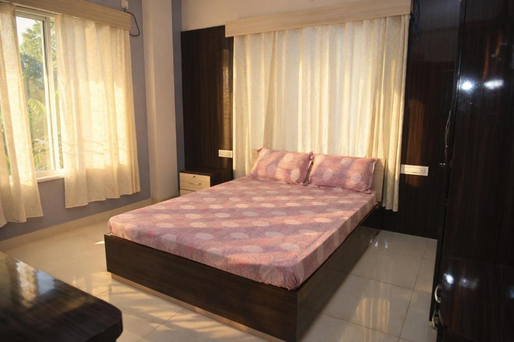 a bedroom with a bed in a room at Osho Sumeru K Homestay-Kitchen-Free Parking-Fast Wifi-AC in Mātigara