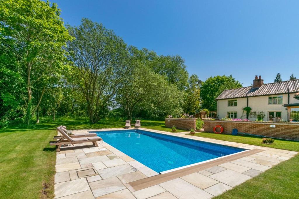 a swimming pool in the yard of a house at 4 Bed in Walpole oc-brof in Walpole