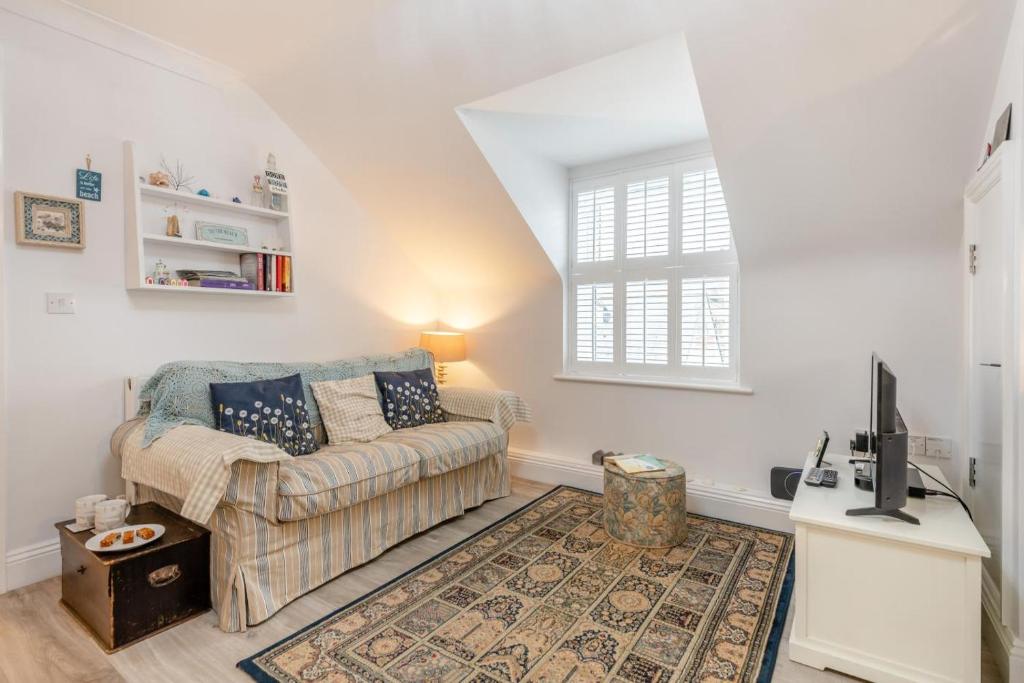 a living room with a couch and a tv at 2 Bed in Swanage oc-wy527 in Swanage