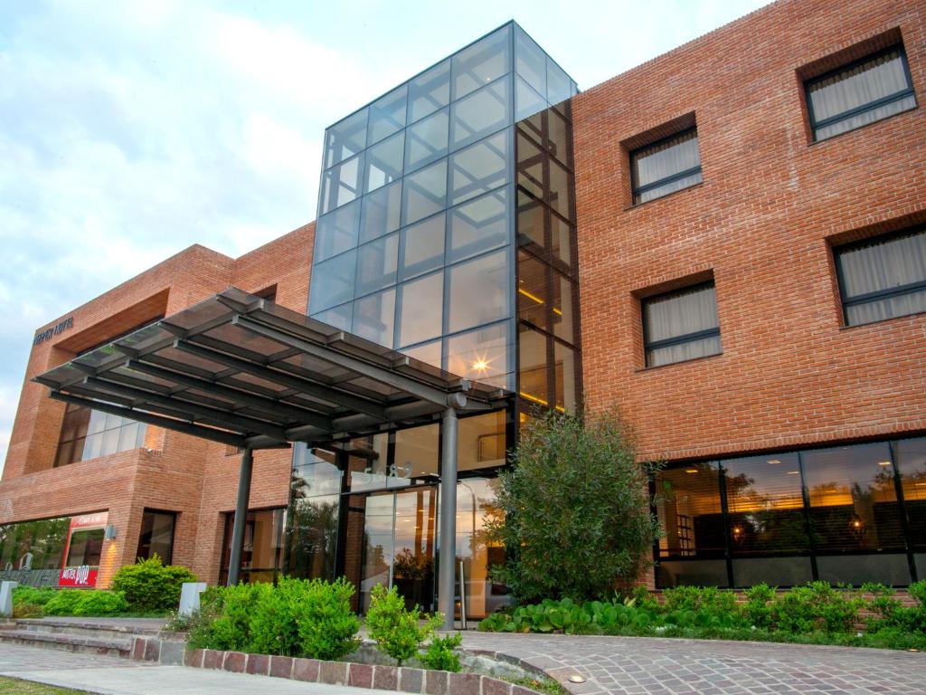 um edifício de escritórios com uma fachada de vidro em Neper Hotel em Córdova