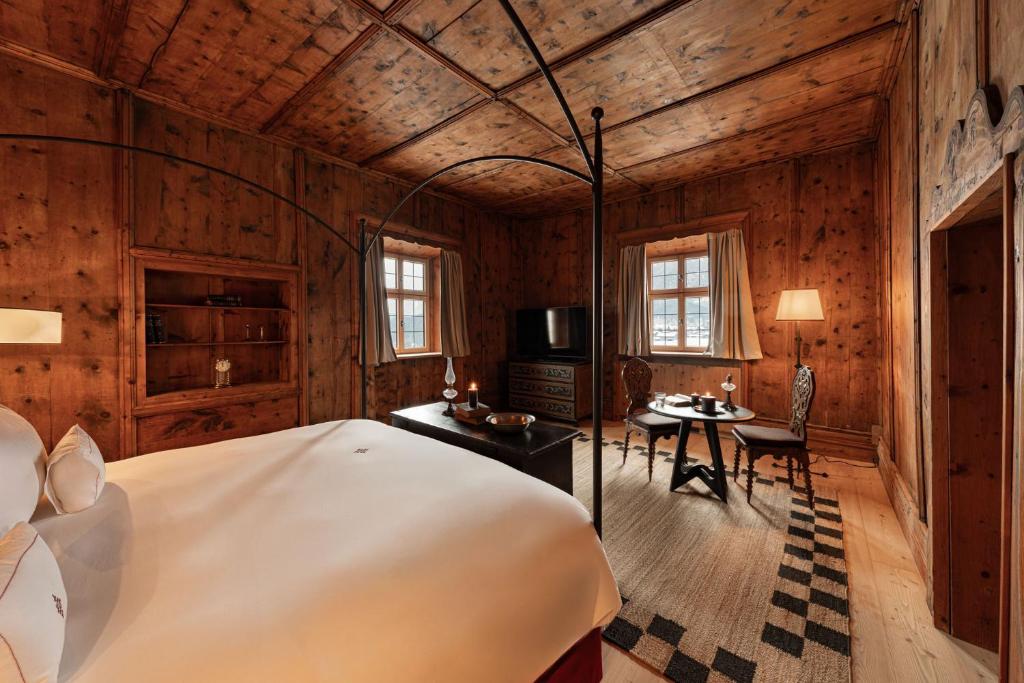 Castel Badia - The Leading Hotels of the World - Zimmer Mit Kingsize-Bett Und Bergblick