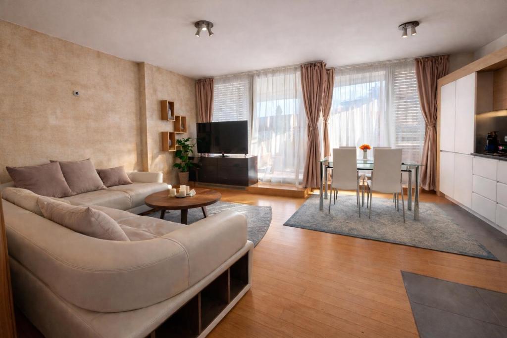 ein Wohnzimmer mit Sofa und Tisch in der Unterkunft Silver city Paradise in Sofia