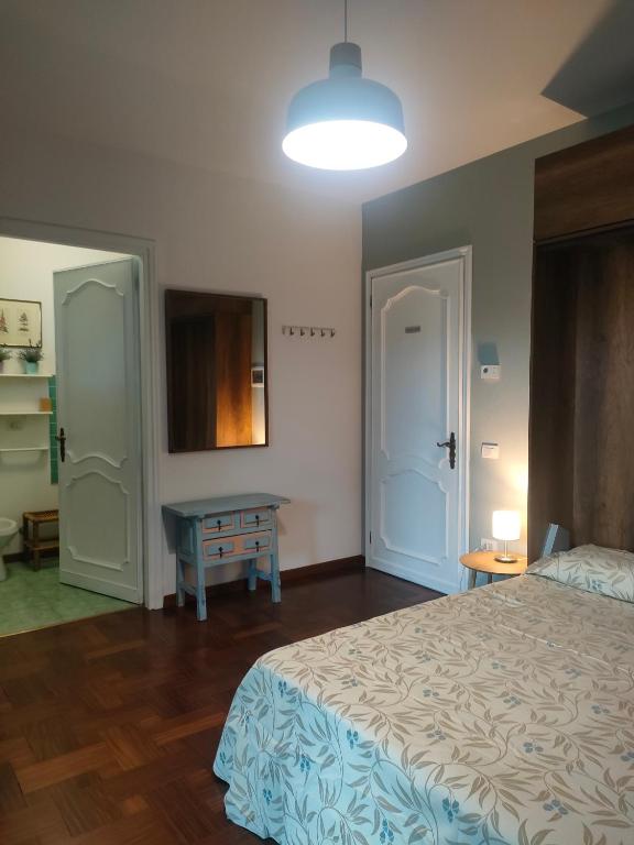 una camera da letto con un letto, un tavolo e una luce di Villa Miani camera floreale a Silea