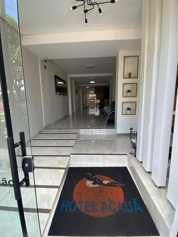 a lobby with a hotel agent rug on the floor at Hotel Acauã in Campo Mourão