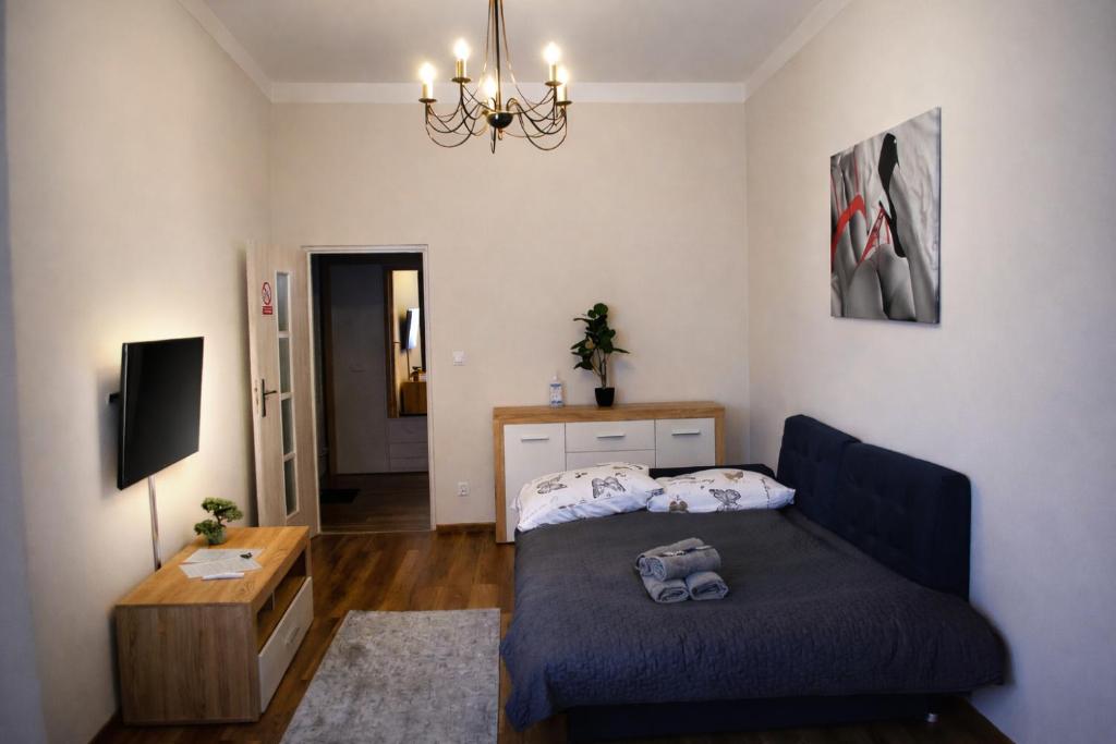 a living room with a bed and a table at Apartament Komnata 8 in Przemyśl