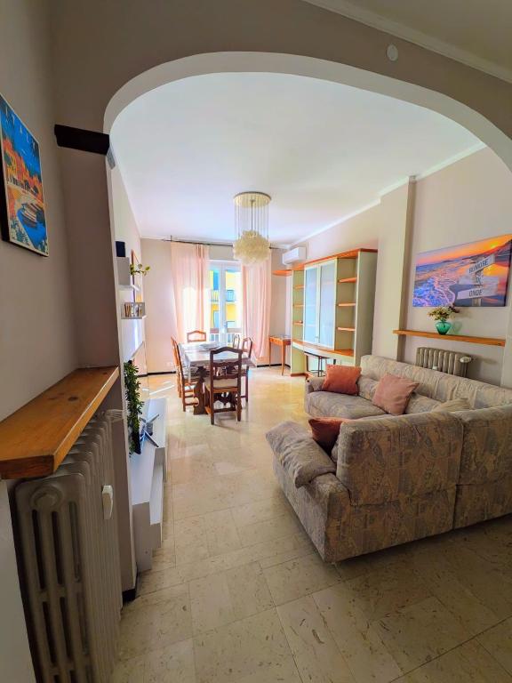 a living room with a couch and a table at Alloggio Rumore di Onde in Rapallo