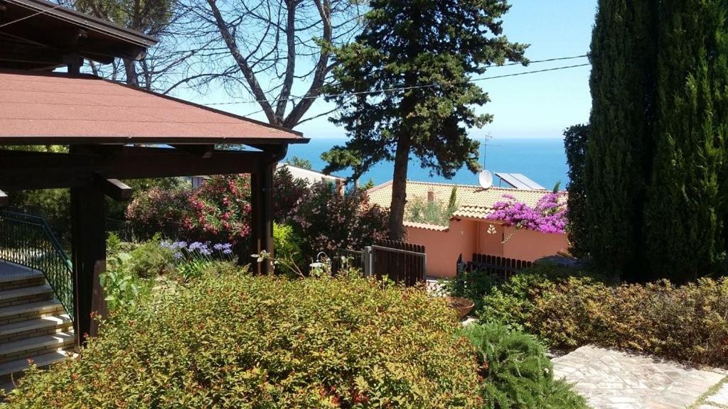 a garden with a view of the ocean at Villa Lara in Roseto degli Abruzzi