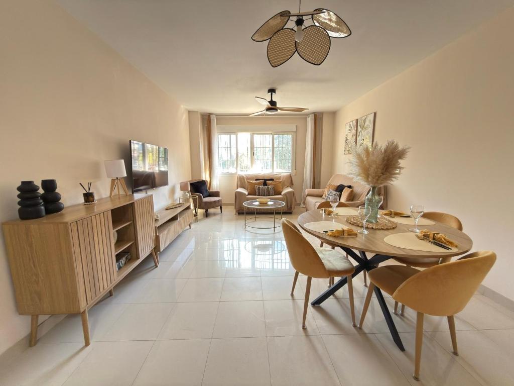 a living room with a table and chairs at Apartamento céntrico junto paseo, playas y zonas de interés!! in Águilas