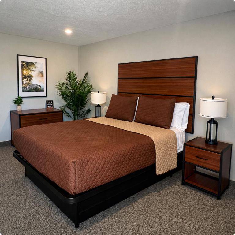 Postel nebo postele na pokoji v ubytování Manitoulin Inn